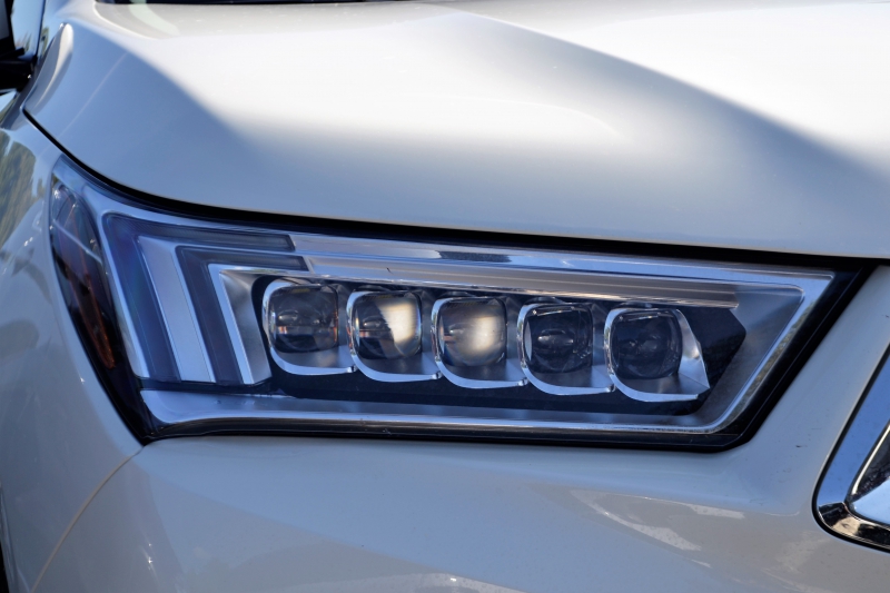automobile-CHATEAUVIEUX-min_acura-headlamp-2834131